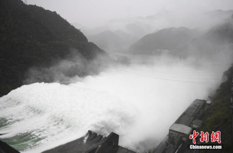 Un important réservoir ouvre les vannes pour la première fois en 9 ans pour évacuer les eaux de crue dans l'est de la Chine 