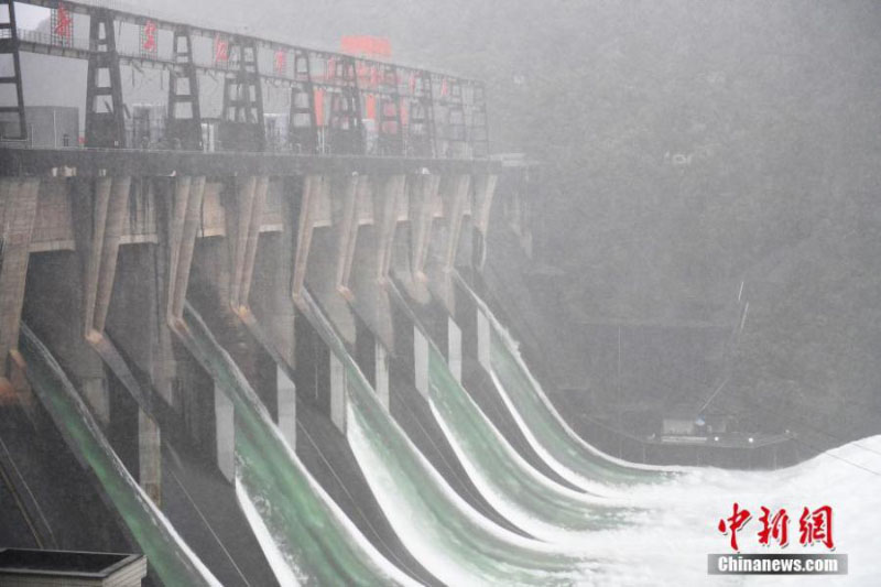 Un important réservoir ouvre les vannes pour la première fois en 9 ans pour évacuer les eaux de crue dans l'est de la Chine 