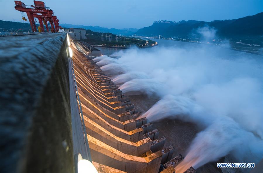 La deuxième crue de l'année du fleuve Yangtsé passe le barrage des Trois Gorges