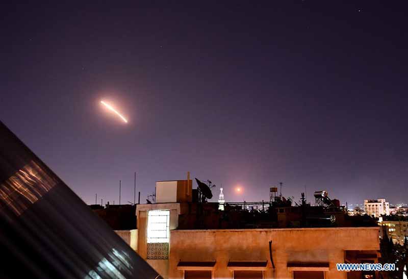 La défense antiaérienne syrienne réagit à une attaque de missiles israélienne au-dessus de Damas