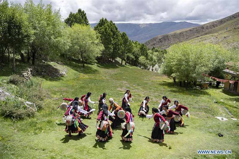 Comment la danse traditionnelle contribue à réduire la pauvreté à Shannan, au Tibet