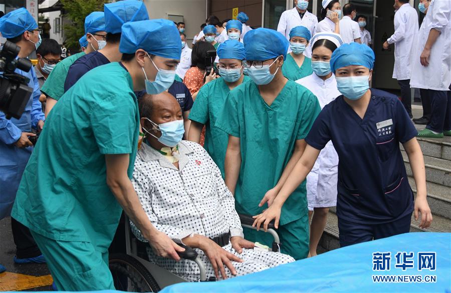Un patient de Wuhan atteint du COVID-19 ayant subi une transplantation pulmonaire quitte l'hôpital