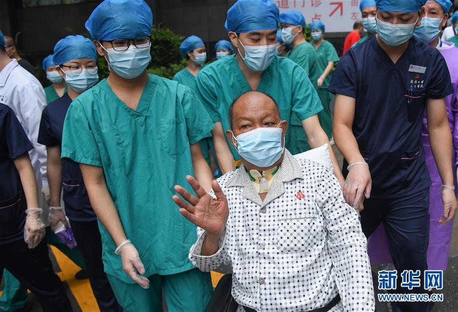 Un patient de Wuhan atteint du COVID-19 ayant subi une transplantation pulmonaire quitte l'hôpital