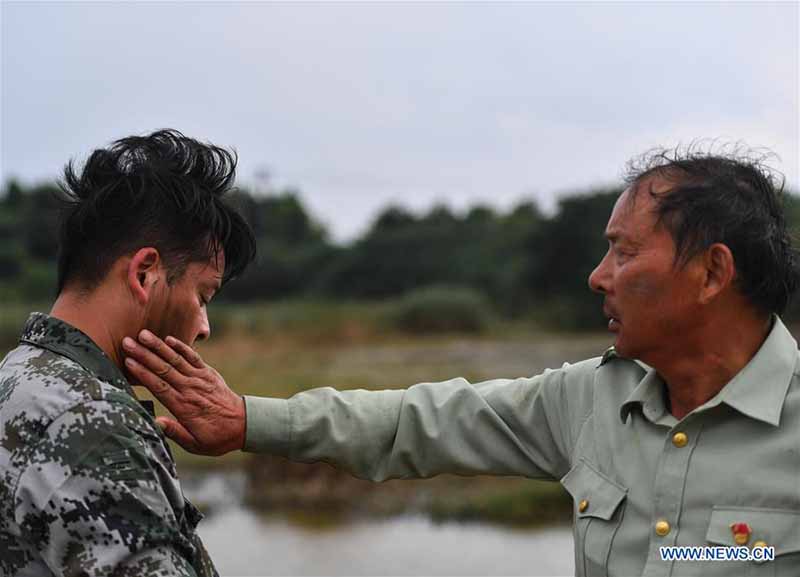 Un père et son fils se battent en première ligne de la lutte contre les inondations