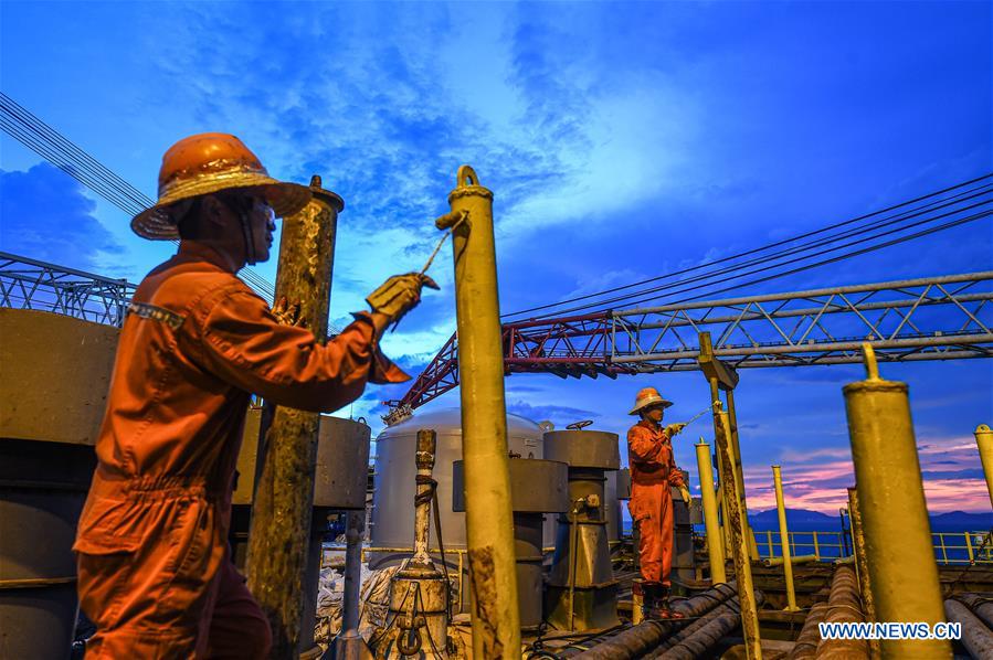 Chine : des travailleurs sur une plate-forme pétrolière en mer de Chine méridionale