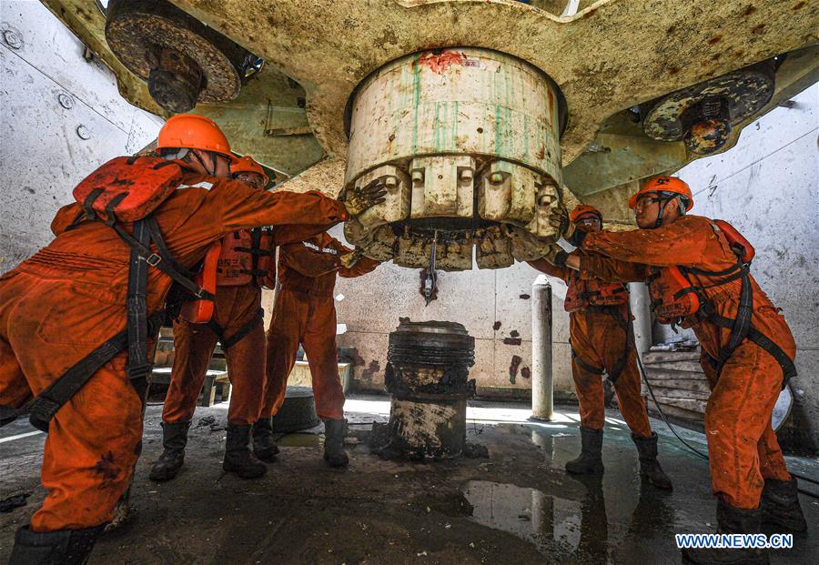 Chine : des travailleurs sur une plate-forme pétrolière en mer de Chine méridionale
