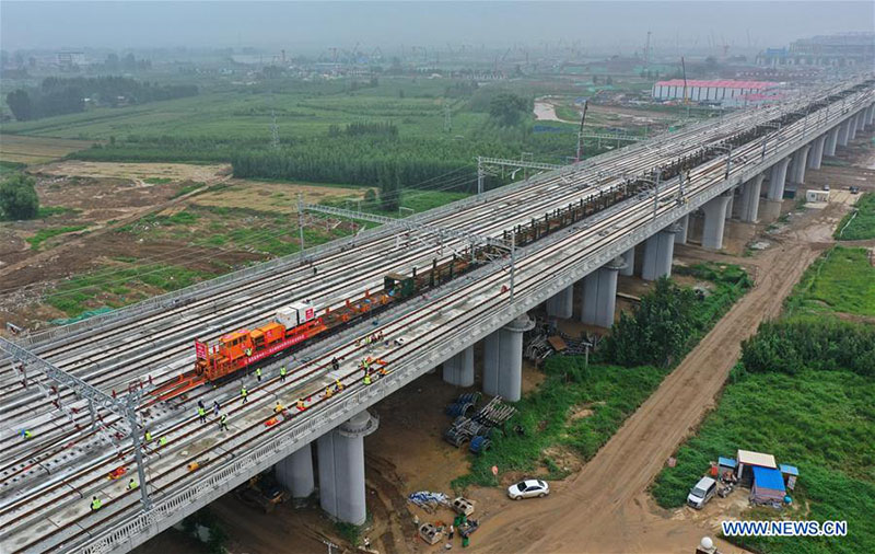 Achèvement de la pose des voies du chemin de fer interurbain Beijing-Xiong'an