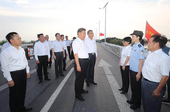 Xi Jinping réconforte les familles de personnes décédées dans la lutte contre les inondations