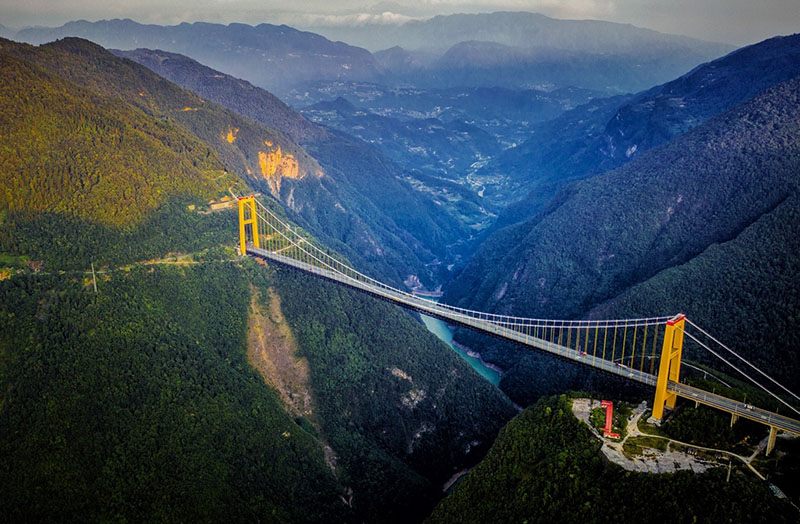Une vue aérienne du pont de la rivière Sidu sur l'autoroute Shanghai-Chongqing