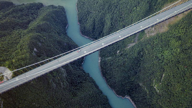 Une vue aérienne du pont de la rivière Sidu sur l'autoroute Shanghai-Chongqing