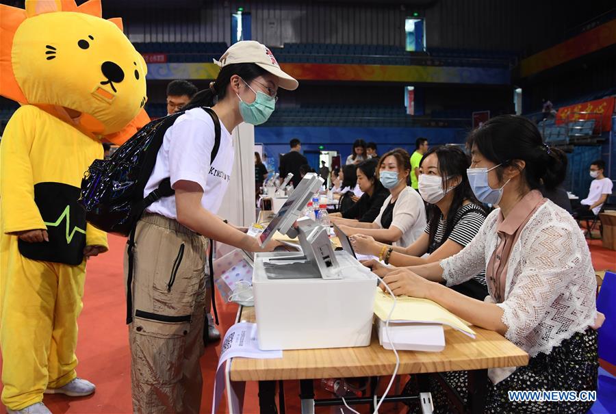 Les universités de Beijing accueillent les étudiants dans un contexte de contrôle de l'épidémie