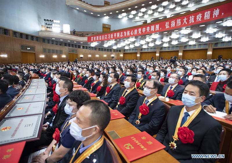 La Chine organise une réunion pour saluer les modèles dans la lutte contre le COVID-19