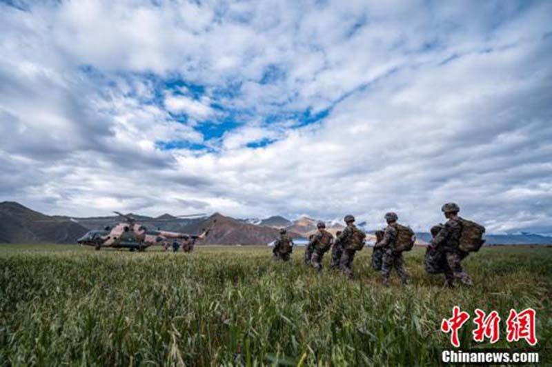Premier entraînement au parachutisme avec charge sur le plateau pour une brigade de la région militaire tibétaine