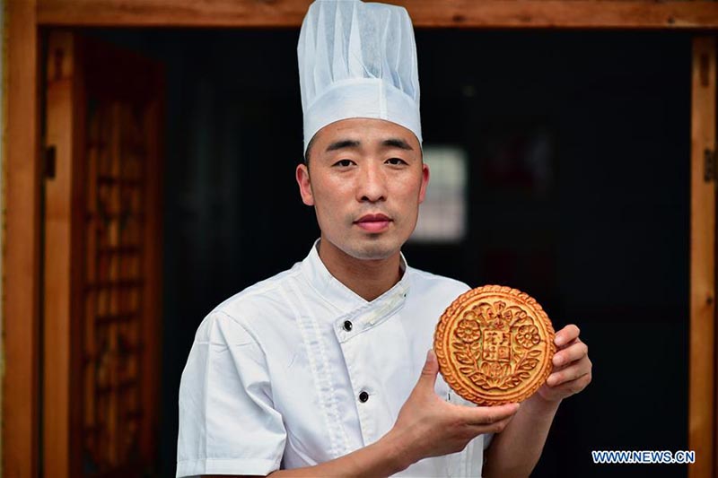 Un chef fait des gâteaux de lune dans une boulangerie de gâteaux de lune du Henan