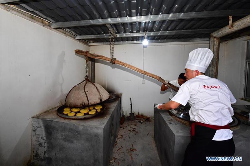 Un chef fait des gâteaux de lune dans une boulangerie de gâteaux de lune du Henan