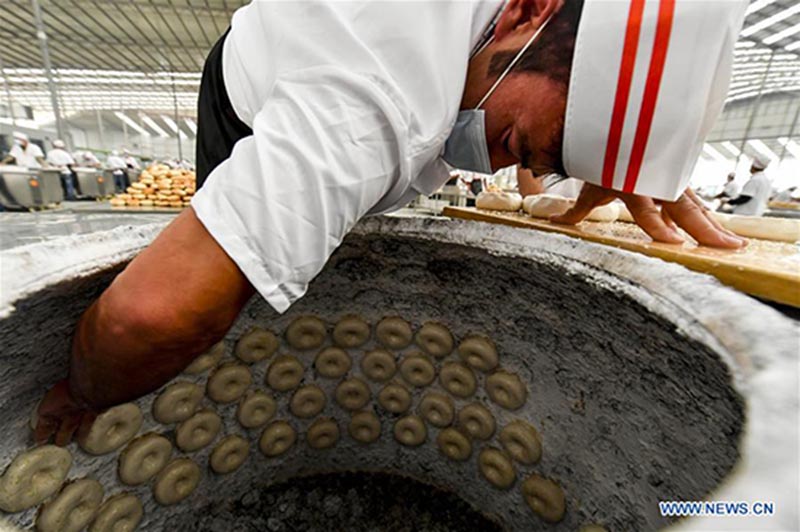 Des photos : la fabrication de la galette traditionnelle nang dans le Xinjiang