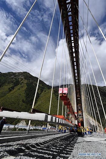 Des travaux de pose de voies sur le grand pont de la ligne ferroviaire Lhassa-Nyingchi