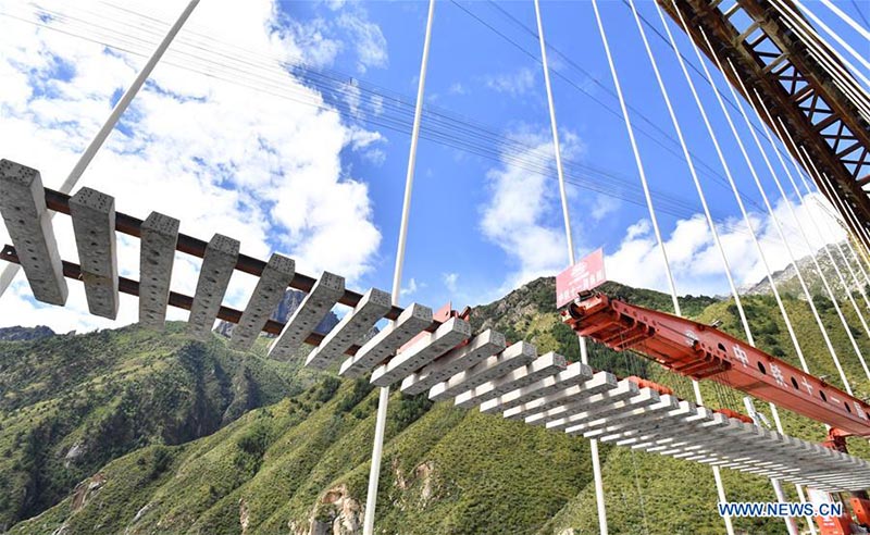 Des travaux de pose de voies sur le grand pont de la ligne ferroviaire Lhassa-Nyingchi