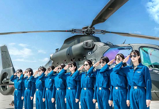 Les premières femmes pilotes de l'armée de terre chinoise bientôt diplômées