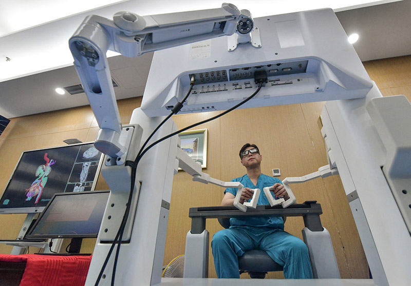 Un chirurgien chinois pratique une opération à distance assistée par la technologie 5G