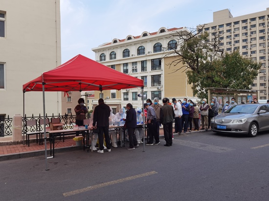 Les habitants de Qingdao effectuant un dépistage du COVID-19