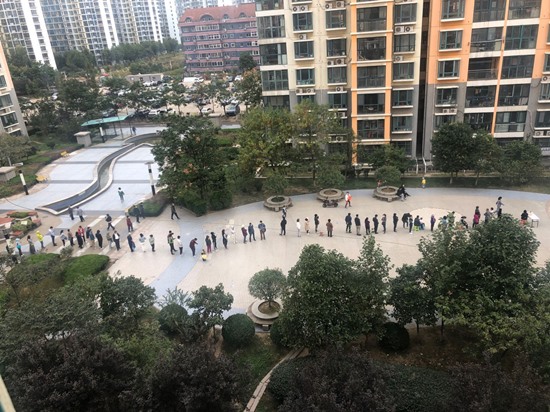 Les habitants de Qingdao effectuant un dépistage du COVID-19