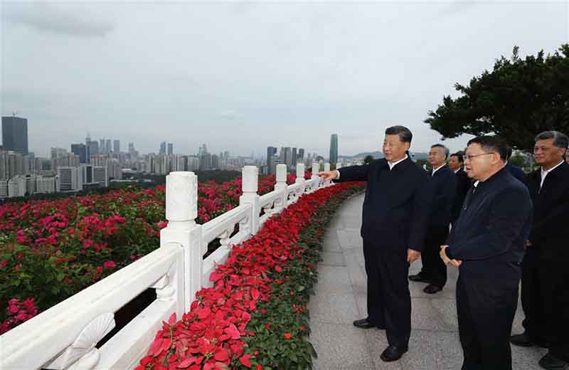 Xi Jinping présente des fleurs devant la statue de Deng Xiaoping à Shenzhen