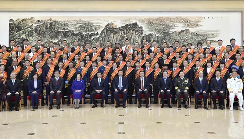 Xi Jinping rencontre des modèles de la promotion de la solidarité militaro-civile