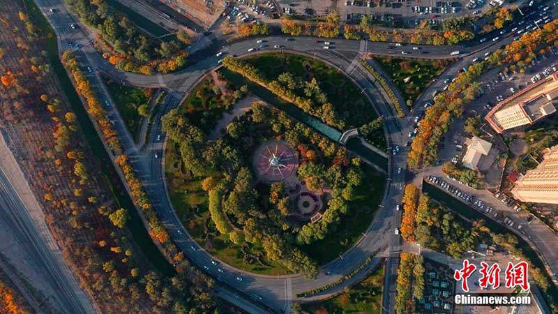 À Korla dans le Xinjiang, les montagnes teintées par l'automne offrent un paysage charmant