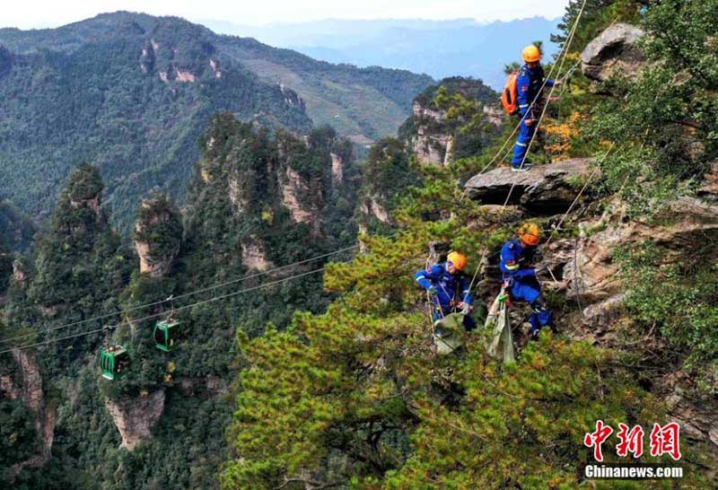 L'équipe de secouristes Blue Sky nettoie les déchets sur une falaise à Zhangjiajie