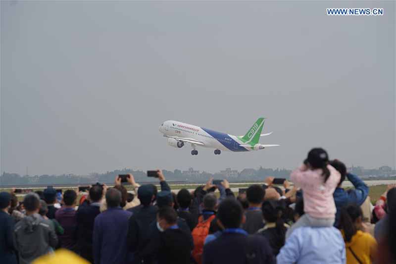 Chine : l'avion C919 effectue son premier spectacle aérien