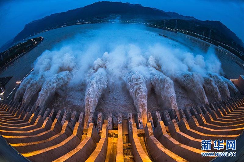 Le barrage des Trois Gorges remplit des rôles clés dans le contrôle des inondations, la production d'électricité et le transport fluvial