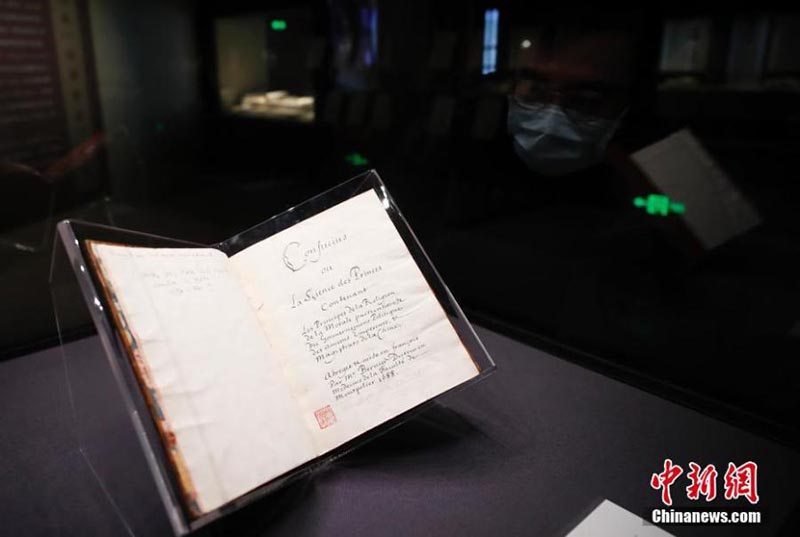 Un livre rare français remis à la Bibliothèque nationale de Chine