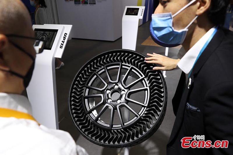 Un pneu de voiture sans air fabriqué par Michelin présenté lors de la 3e CIIE