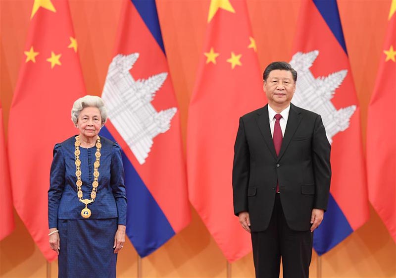 Xi Jinping décerne la médaille de l'amitié de la Chine à la reine mère du Cambodge