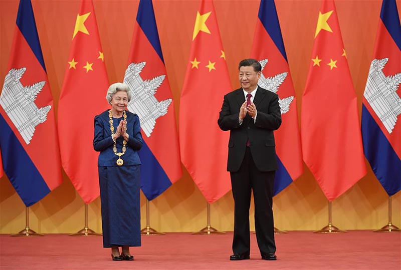 Xi Jinping décerne la médaille de l'amitié de la Chine à la reine mère du Cambodge