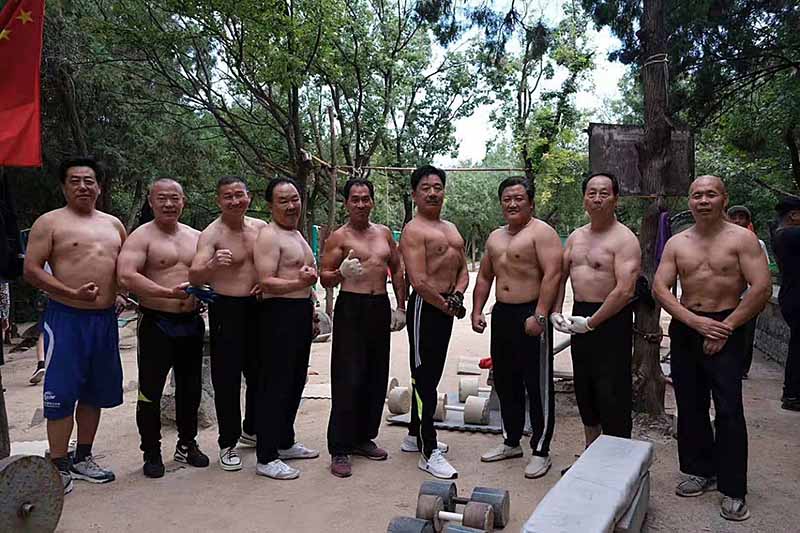 Shandong : un homme de 57 ans fait du fitness dans une « salle de gym » spéciale au pied du mont Yingxiong