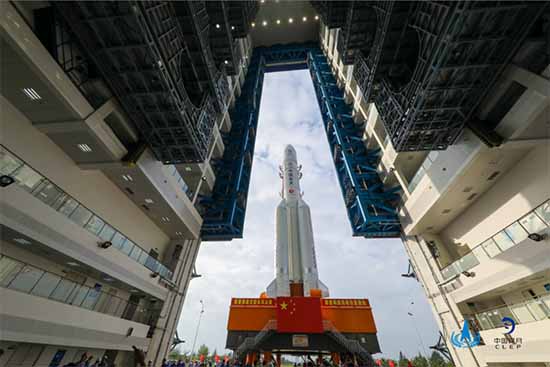 La fusée destinée à soulever Chang'e 5 déplacée vers sa rampe de lancement