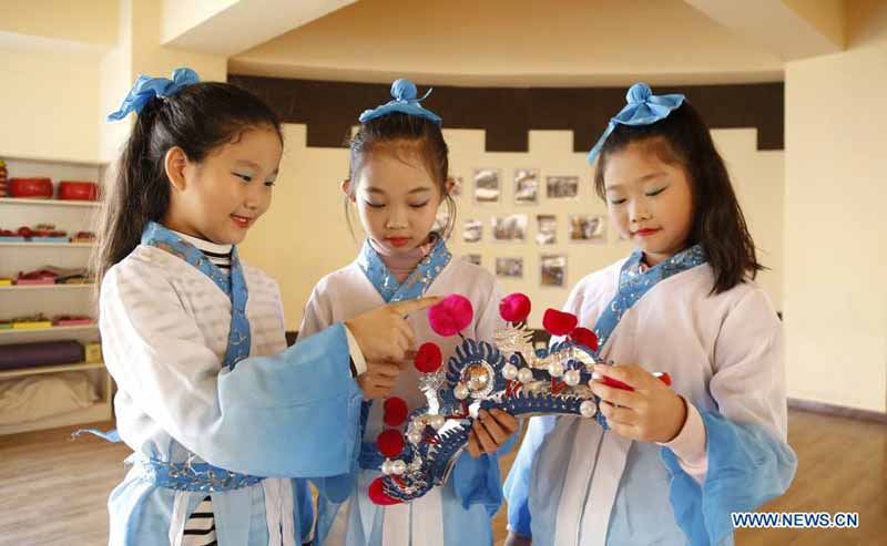 Des cours d'opéra traditionnel chinois introduits à l'école pour promouvoir l'art traditionnel