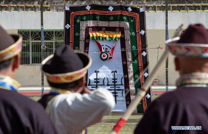 La ville tibétaine de Nyingchi organise un concours de tir à l'arc pour célébrer le Nouvel An Gongbo