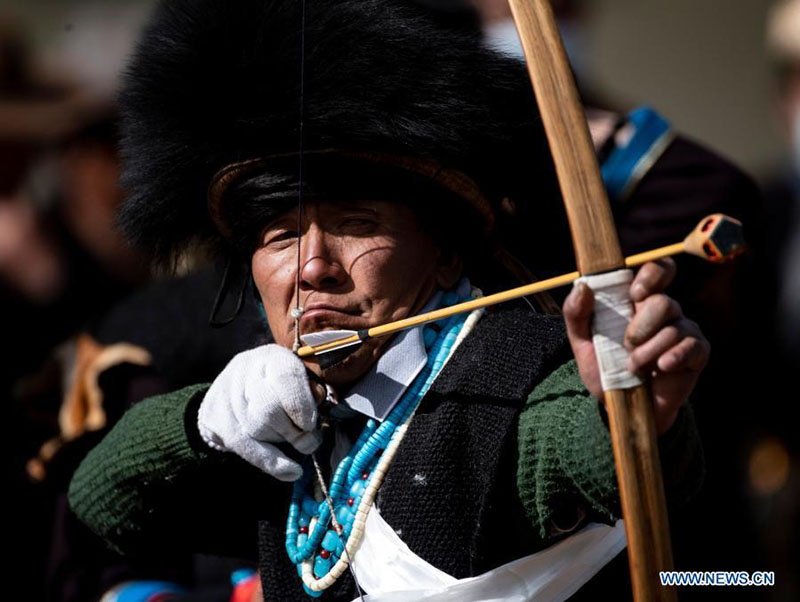 La ville tibétaine de Nyingchi organise un concours de tir à l'arc pour célébrer le Nouvel An Gongbo