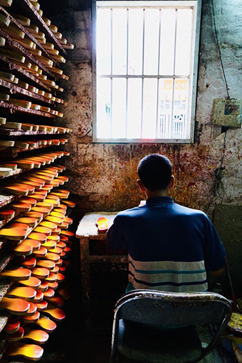 Un sabotier perpétue un artisanat intemporel dans le sud de la Chine