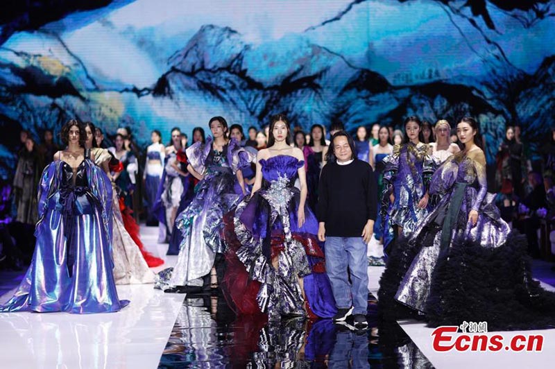 Un défilé de mode de la Route de la Soie organisé à Qingdao