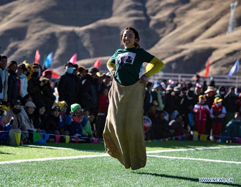 Début de la première compétition sportive des agriculteurs dans le comté de Zhanang au Tibet