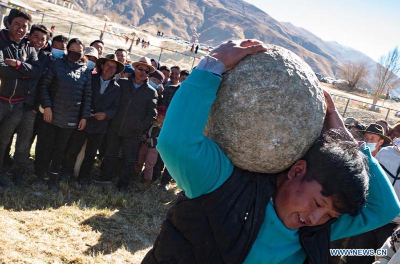 Début de la première compétition sportive des agriculteurs dans le comté de Zhanang au Tibet