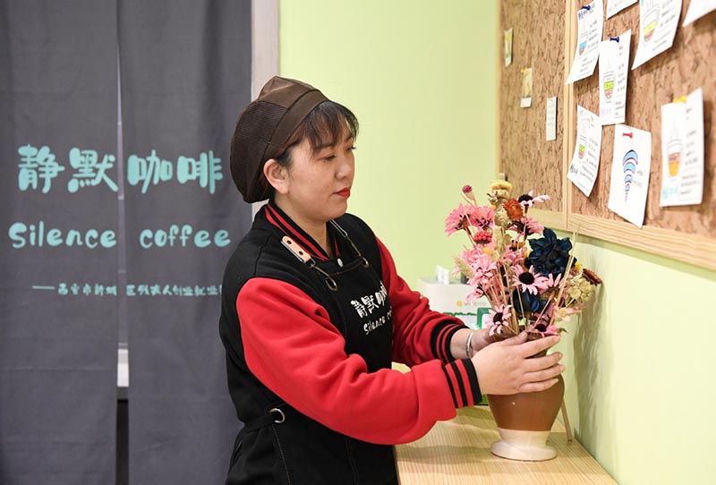 A Xi'an, un café du silence offre des emplois aux malentendants