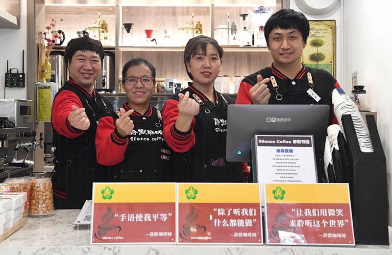 A Xi'an, un café du silence offre des emplois aux malentendants