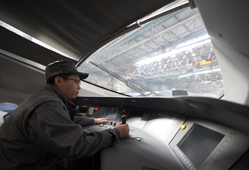 Un nouveau train à grande vitesse sort des chaînes dans le Hebei