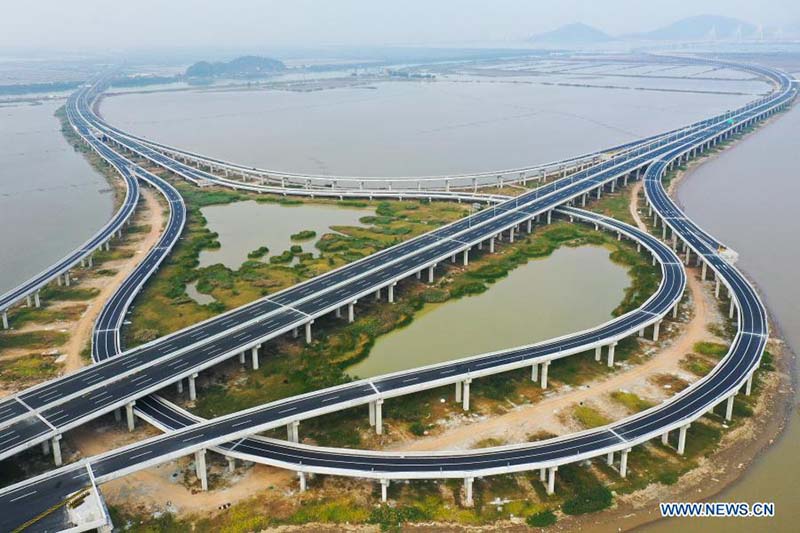 L'autoroute portuaire Hezhou-Gaolan en construction dans le sud de la Chine 