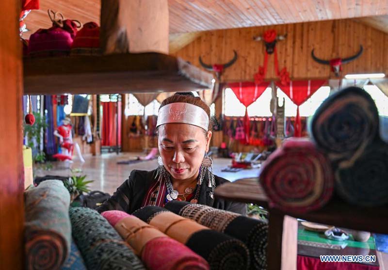 Les produits tissés à la main améliorent les moyens de subsistance des Wa du Yunnan